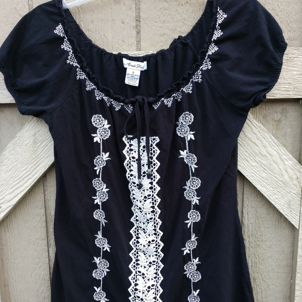 Adobe Star black white stitch applique top
